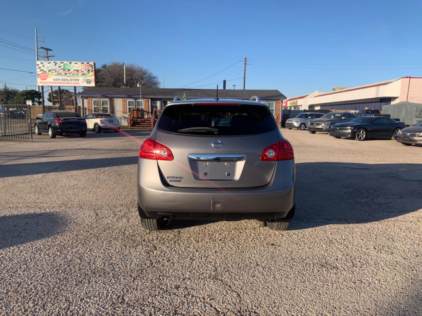 2015 Gray /gray Nissan Rogue Select (JN8AS5MT8FW) , AUTOMATIC transmission, located at 1830 North Belt Line Road, Irving, TX, 75061, (469) 524-0199, 32.834373, -96.993584 - Photo#4